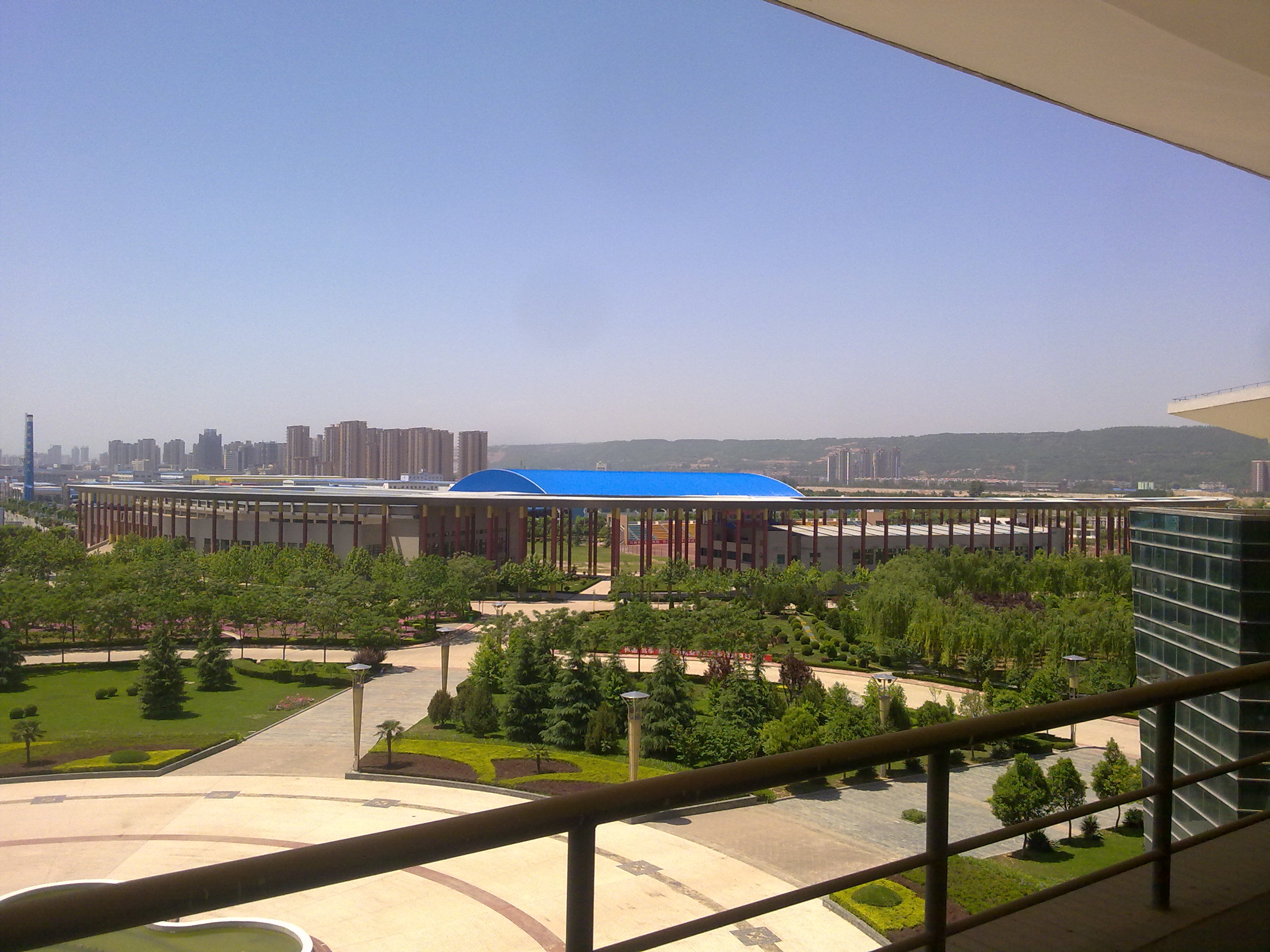 我会告诉你那个蓝顶棚的房子是蒙牛场么？